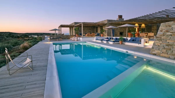 Vue de nuit sur Avoca et son espace piscine privé - Location d'une luxueuse villa de vacances - Paros