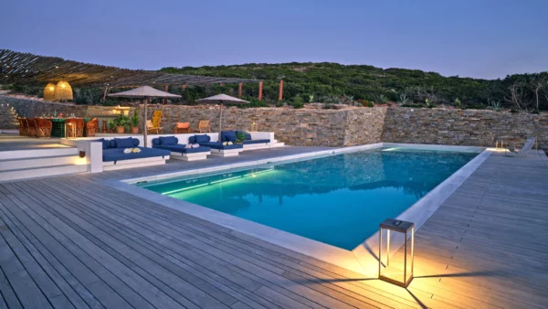 Vue de nuit sur l'espace piscine privé de Avoca - Location d'une luxueuse villa de vacances - Paros