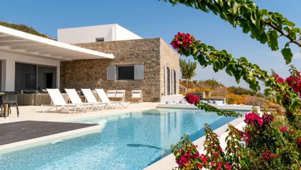 Vue sur Chiara di Luna et sa piscine privée - Location de villa de vacances -Paros