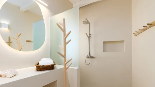 Salle de bains moderne à Chiara di Luna - Location de villa de vacances -Paros