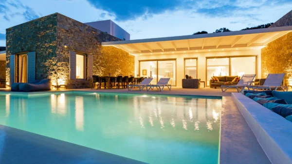 Vue de nuit sur la piscine privée de Chiara di Luna - Location de villa de vacances -Paros