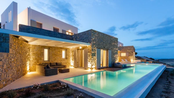 Vue de nuit sur la piscine privée de Chiara di Luna - Location de villa de vacances -Paros