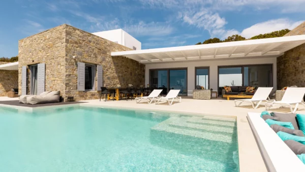 Vue sur Chiara di Luna et sa piscine privée - Location de villa de vacances -Paros