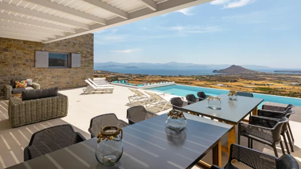 Bel espace extérieur couvert et aménagé avec vue sur la piscine privée à Chiara di Luna - Location de villa de vacances -Paros