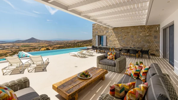 Bel espace extérieur couvert et aménagé avec vue sur la piscine privée à Chiara di Luna - Location de villa de vacances -Paros