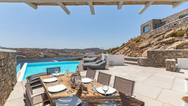 Terrasse extérieure aménagée avec vue sur la piscine privée de la villa Maya - Location de maison de vacances - Mykonos