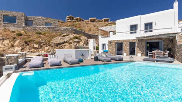 Vue sur la piscine privée et Maya - Location de maison de vacances - Mykonos