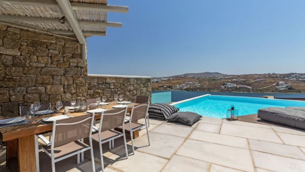 Terrasse extérieure aménagée avec vue sur la piscine privée de la villa Maya - Location de maison de vacances - Mykonos