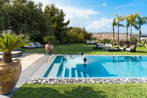 Vue de Villa Anabela sur la piscine et le village au loin - Location de villa en Sicle