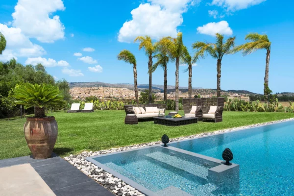 Vue de Villa Anabela sur la piscine et le village au loin - Location de villa en Sicle