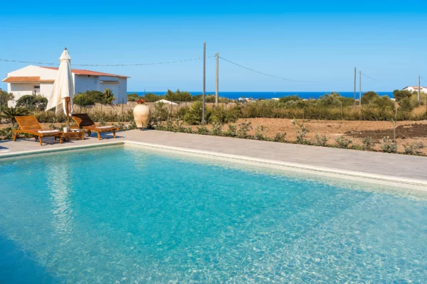 Vue sur la piscine et le paysage de Villa Moco - Location de villas de vacances - Région de Syracuse