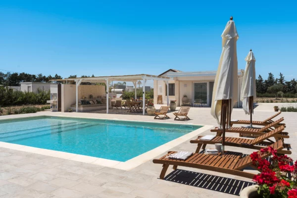 Magnifique piscine avec vue sur la terrasse aménagée de Villa Moco - Location de villas de vacances - Région de Syracuse